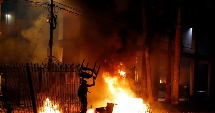 Paraguay’da göstericiler kongre binasını ateşe verdi
