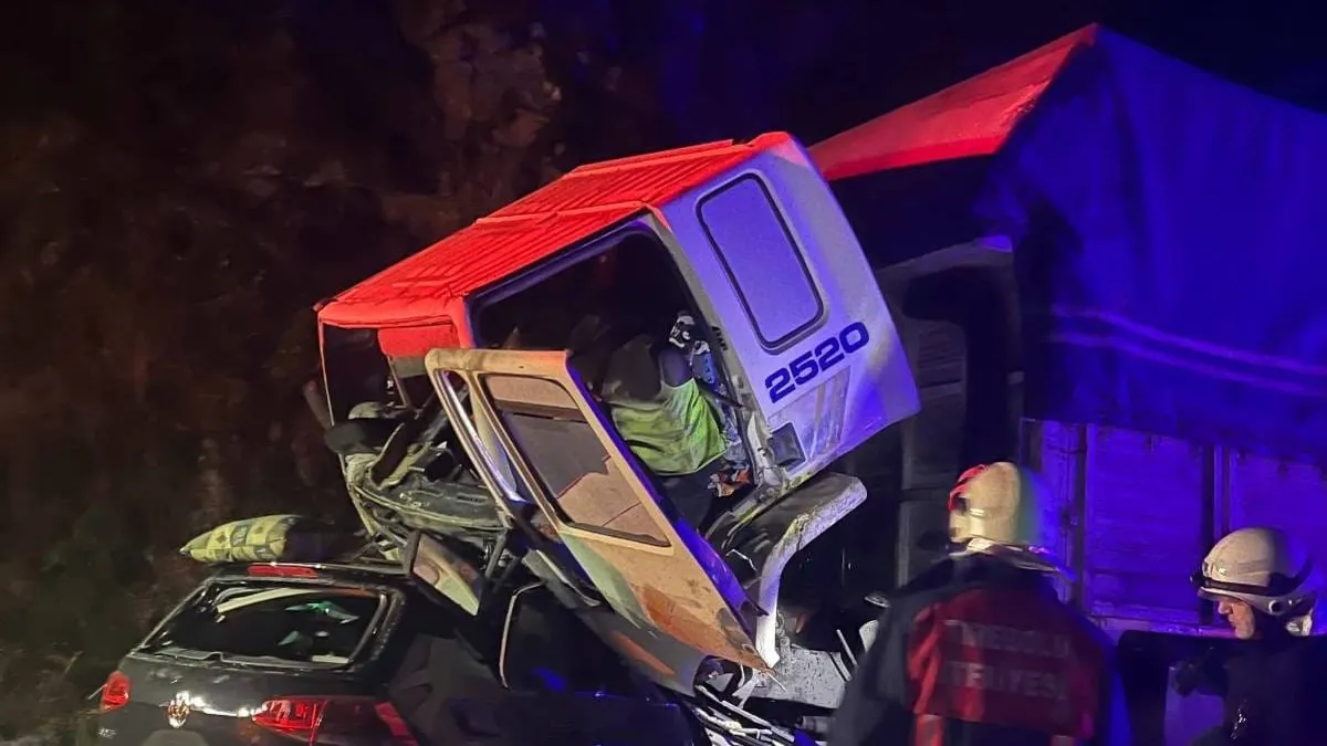 Giresun’da feci kaza: Otomobil ile TIR kafa kafaya girdi! 3 ölü, 1 yaralı Giresun’da feci kaza: Otomobil ile TIR kafa kafaya girdi! 3 ölü, 1 yaralı