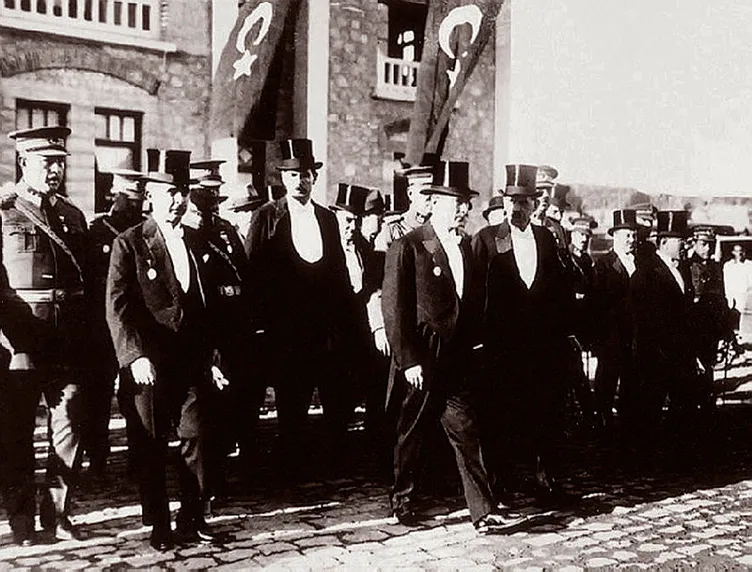 Mustafa Kemal Atatürk’ün son sözü! Başını sağa çevirip doktora dedi ki...