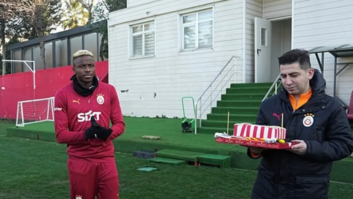 Galatasaray’da Osimhen’in doğum günü kutlandı Galatasaray’da Osimhen’in doğum günü kutlandı