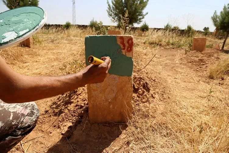 Suruç’ta terörist mezarlarındaki örgüt simgeleri silindi