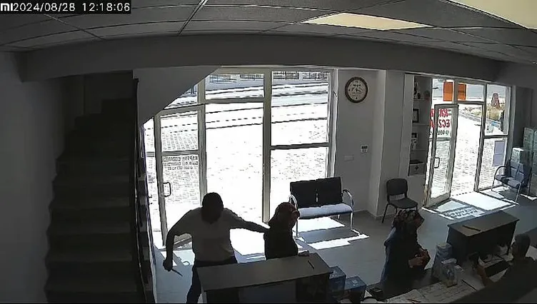 Eczanede korkunç olay: Bıçağı karısına saplamaya başladı! Sebebi...