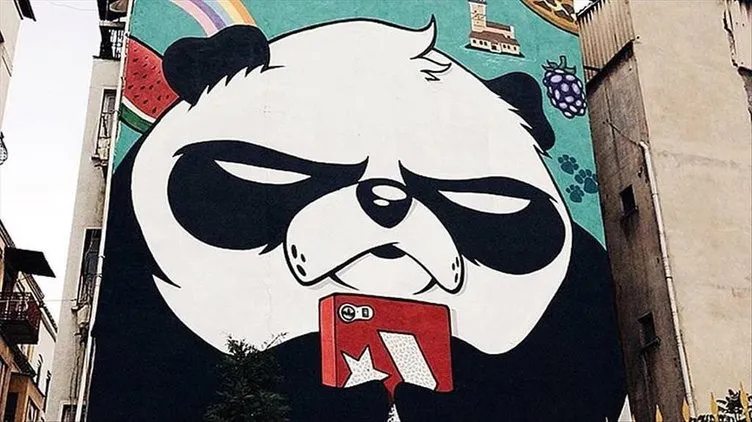 İstanbul sokaklarına ’kızgın pandalar’ çiziyor