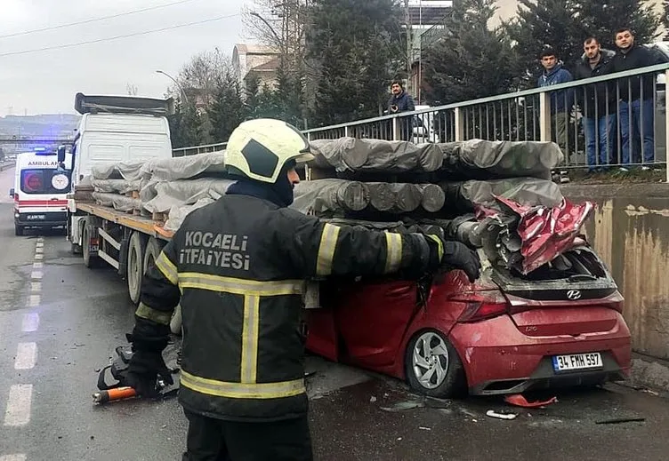 Kocaeli’de feci kaza: TIR’a çarpan araç yandı sürücü öldü!