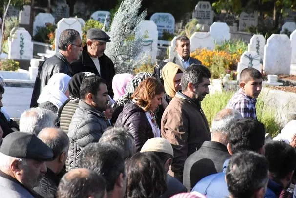 HDP’li vekil terörist cenazesine katıldı!