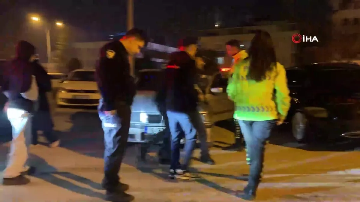 Bursa’da oğluna trafik cezası kesilen baba polise böyle direndi… | Video videosunu izle Bursa’da oğluna trafik cezası kesilen baba polise böyle direndi… | Video videosunu izle