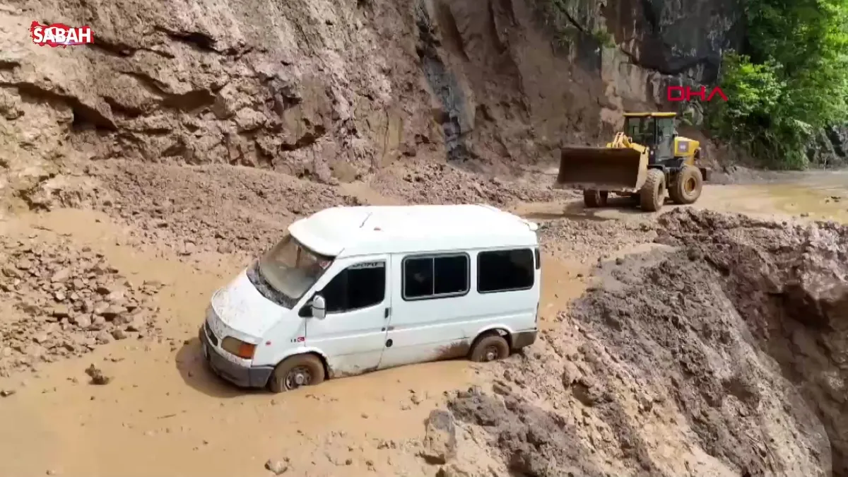 Trabzon’da heyelan: Minibüsteki 3 kişi son anda kurtuldu videosunu izle Trabzon’da heyelan: Minibüsteki 3 kişi son anda kurtuldu videosunu izle