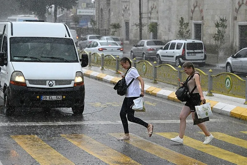 Meteoroloji’den 15 il için sarı kodlu uyarı! Önümüzdeki 4 güne dikkat: Sağanak, gök gürültülü sağanak…