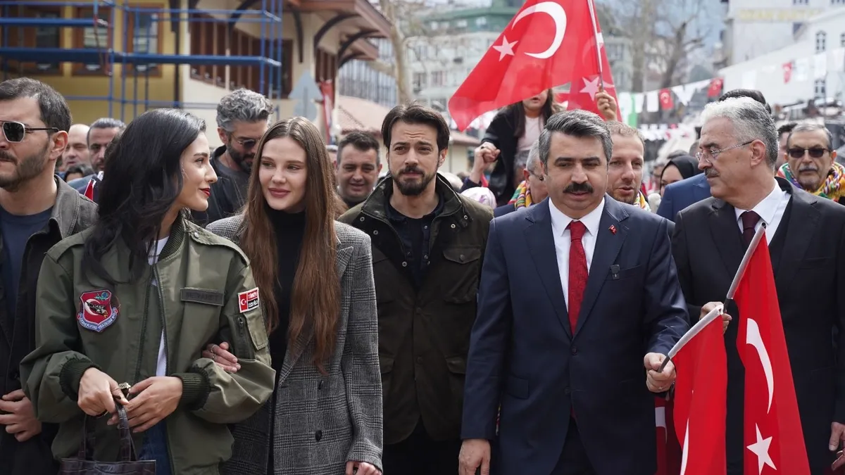 Bursa’da Kuruluş Orhan rüzgarı! On binlerce kişi oyuncular için akın etti