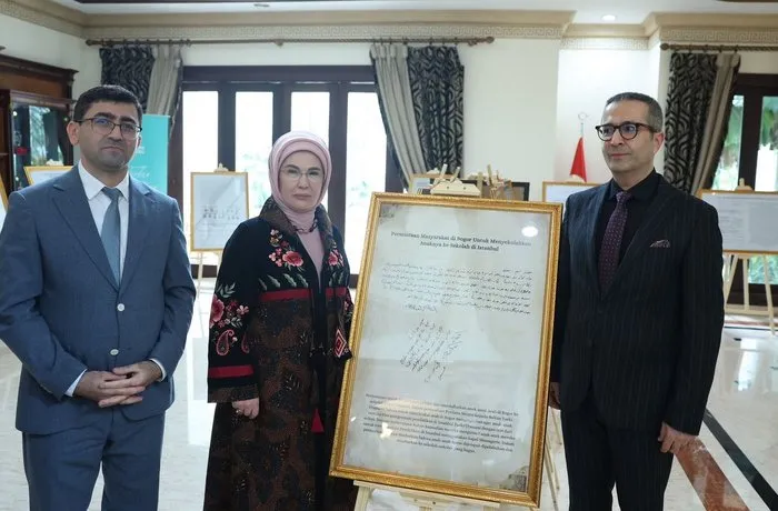 emine-erdogan-endonezyada-yunus-emre-enstitusunu-ziyaret-etti-1739359414869.jpg