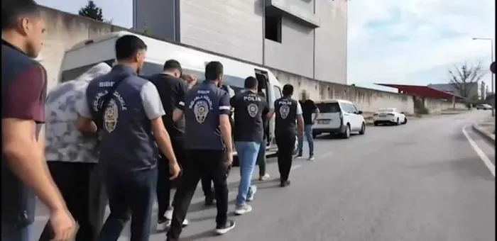 sosyal-medyaya-buyu-bozma-operasyonu-5-ilde-7-supheli-yakalandi-1764063349824.jpeg