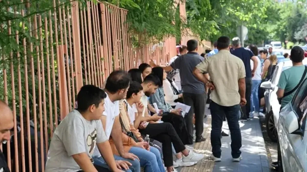 LGS’den en erken saat kaçta çıkılır, son 15 dakika çıkış yasak mı? İşte 2026 LGS kuralları LGS’den en erken saat kaçta çıkılır, son 15 dakika çıkış yasak mı? İşte 2026 LGS kuralları