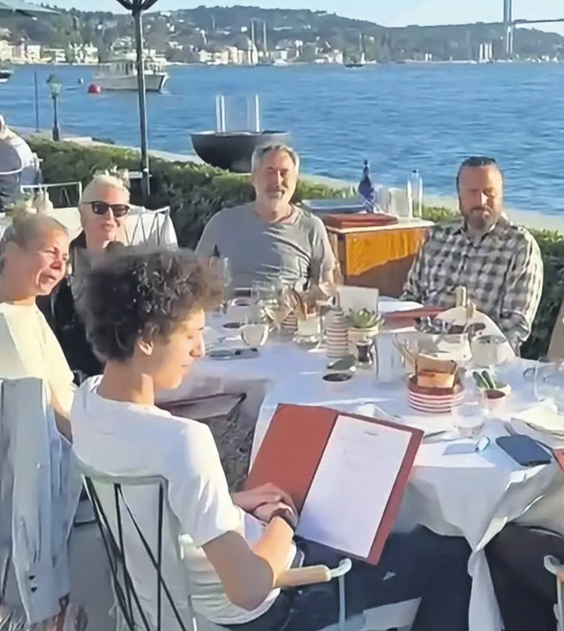 Her fırsatta yıktığı yuvaya koşuyor