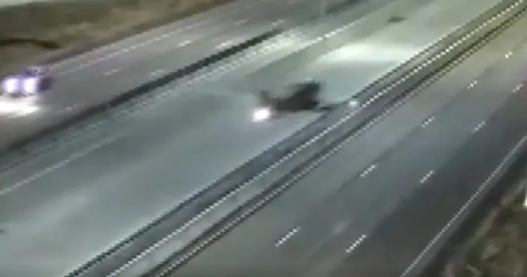 ABD’de küçük uçak acil iniş yaparken seyir halindeki araca çarptı