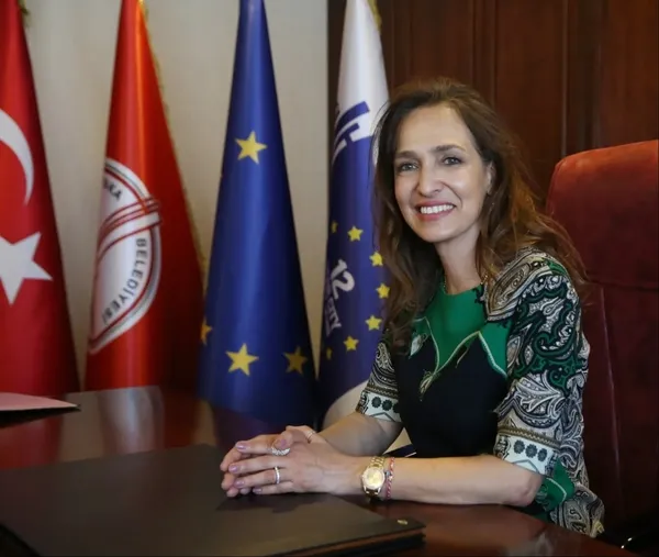 tugay-ilce-belediye-baskaniyken-acilisini-yaptigi-sergi-salonunu-kapatmak-icin-harekete-gecti-1789492278648.jpg