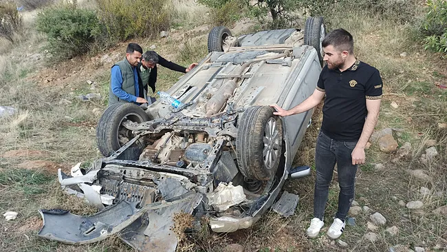 kayseride-devrilen-otomobilde-4-kisi-yaralandi-1791903606504.jpg