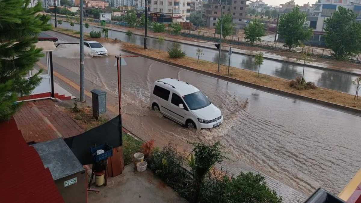 Osmaniye'de kuvvetli sağanak etkili oldu! Sokaklar göle döndü
