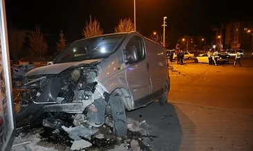 Nevşehir’de minibüs ile otomobil çarpıştı: 1'i ağır 3 yaralı #nevsehir