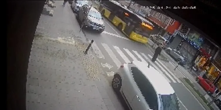 İETT otobüsünün çarptığı kadın hayatını kaybetti! Korkunç kaza kamerada
