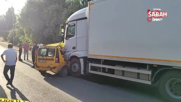 Sivas'ta feci kaza! Kamyon çarptığı ticari taksiyi sürükledi: 4 ölü, 1 ağır yaralı! | Video