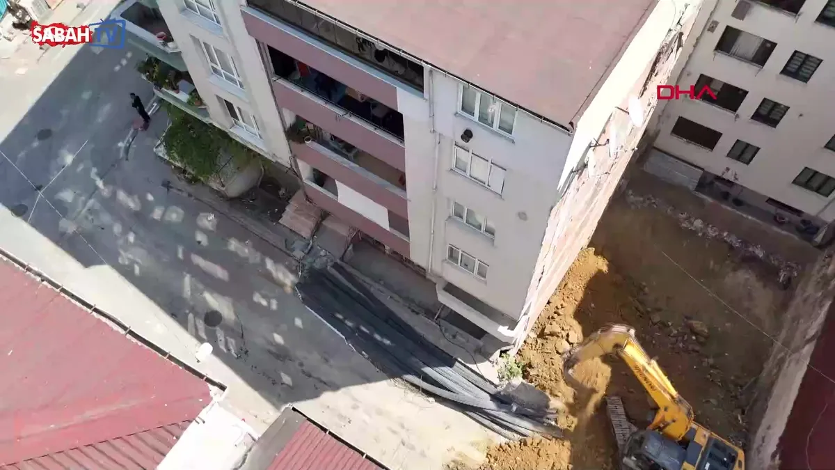 Sultangazi’de temel kazısı sırasında 2 bina tahliye edildi | Video videosunu izle Sultangazi’de temel kazısı sırasında 2 bina tahliye edildi | Video videosunu izle