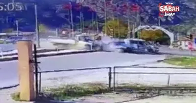 Manisa’da 3 aracın karıştığı kaza güvenlik kamerasına yansıdı | Video