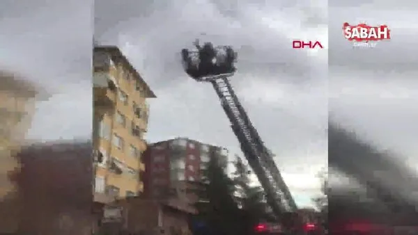 Ümraniye'de çatısı alev alev binada mahsur kalan kişinin kurtarılma anı | Video