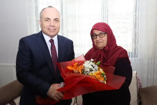 vali-unsaldan-sehidin-annesine-ziyaret-1717862398290.jpg