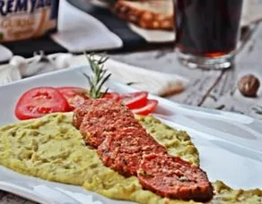 Bezelye Püresi ve Rulo Köfte