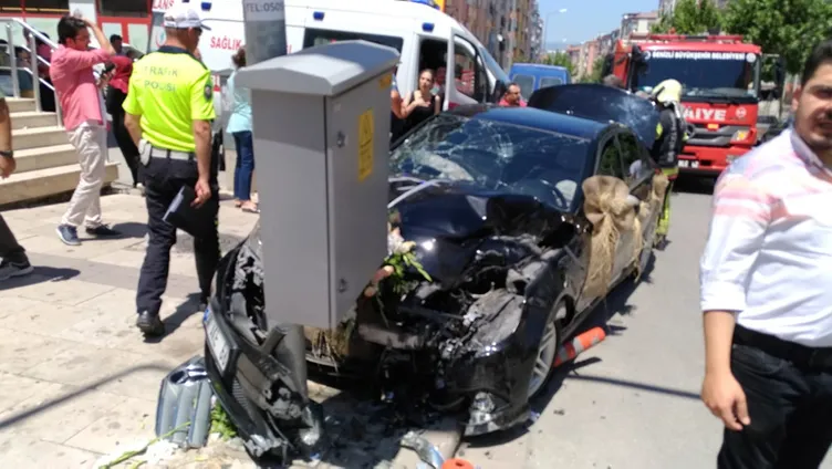 Genç çift düÄüne giderken kaza yapıp hastanelik oldu