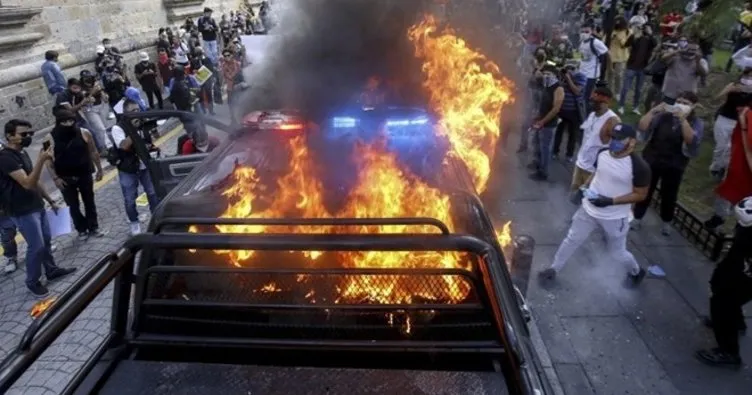 Meksika’da ABD’ye su verme protestosunda göstericiler araçları ateşe verdi
