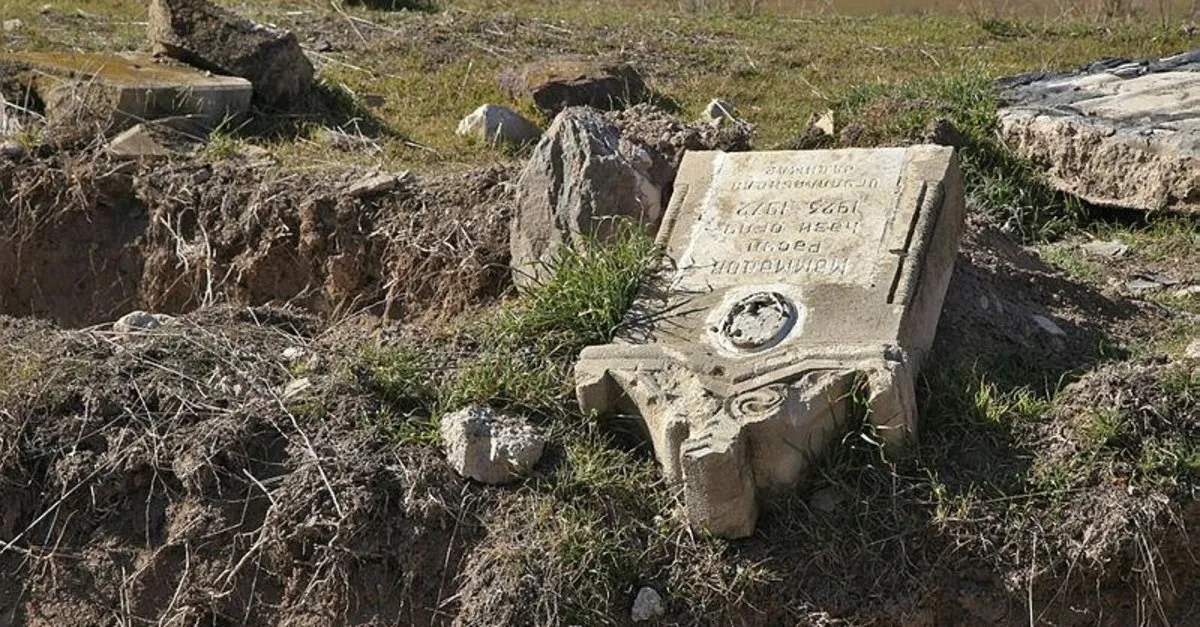Karabağ’da vahşetin tanığı mezarlıklar
