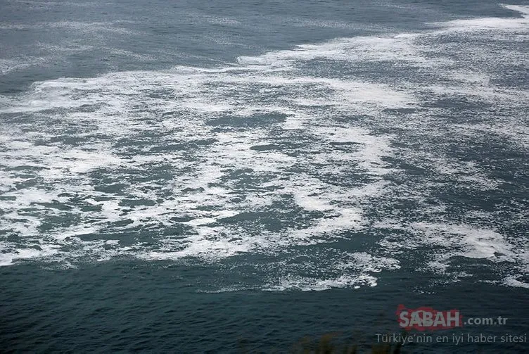 Antalya’da korkutan görüntü. Zehirli köpükler denize karıştı!