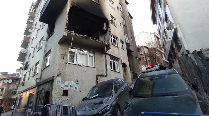 istanbul-kagithanede-6-katli-binadaki-patlamanin-izleri-gun-aydinlaninca-ortaya-cikti-1763014083355.jpg