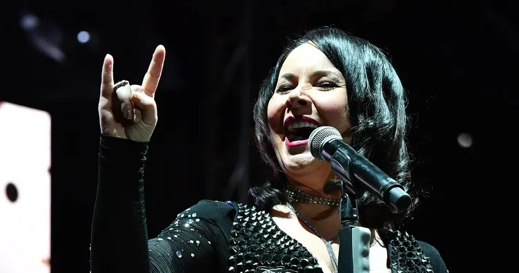 Şebnem Ferah sahnede düştü