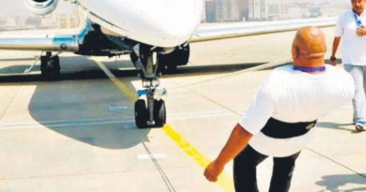 Uçağı dişleriyle 6 metre çekti