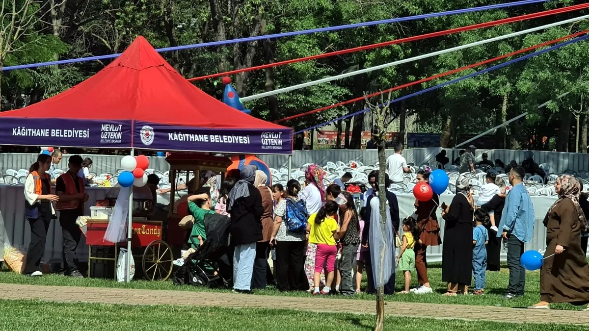Kağıthane Belediyesinin “Aile Bayramlaşması” etkinliğinde 20 bin vatandaş bir araya geldi Kağıthane Belediyesinin “Aile Bayramlaşması” etkinliğinde 20 bin vatandaş bir araya geldi