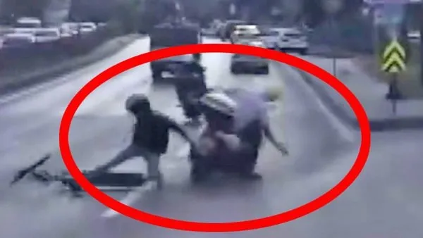 İstanbul'da elektrikli scooter ile motosikletin çarpıştığı anlar kamerada | Video