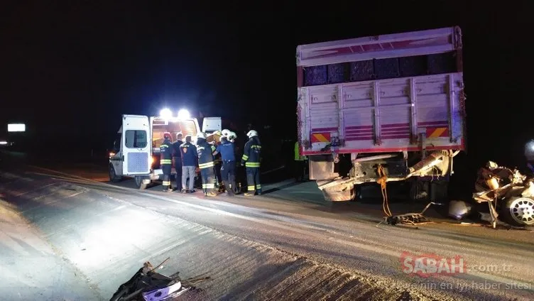 Yakıtı bitip, kamyonla çekilen otomobile TIR çarptı: 3 ölü, 2 yaralı