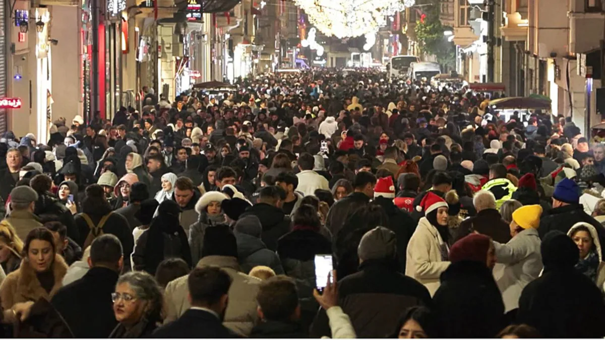 Türkiye 2026 yılına coşkuyla giriyor! Meydanlar adeta dolup taştı… Türkiye 2026 yılına coşkuyla giriyor! Meydanlar adeta dolup taştı…