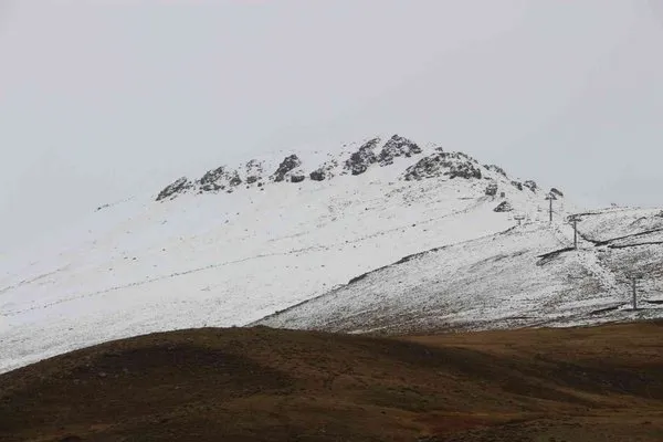 Erzurum’da yollar buz pistine döndü, onlarca tır mahsur kaldı