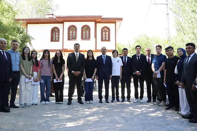 bakan-uraloglu-cumhurbaskanimizi-allahin-izniyle-hep-beraber-sececegiz-1788964695125.jpg Bakan Uraloğlu: Cumhurbaşkanımızı Allah'ın izniyle hep beraber seçeceğiz