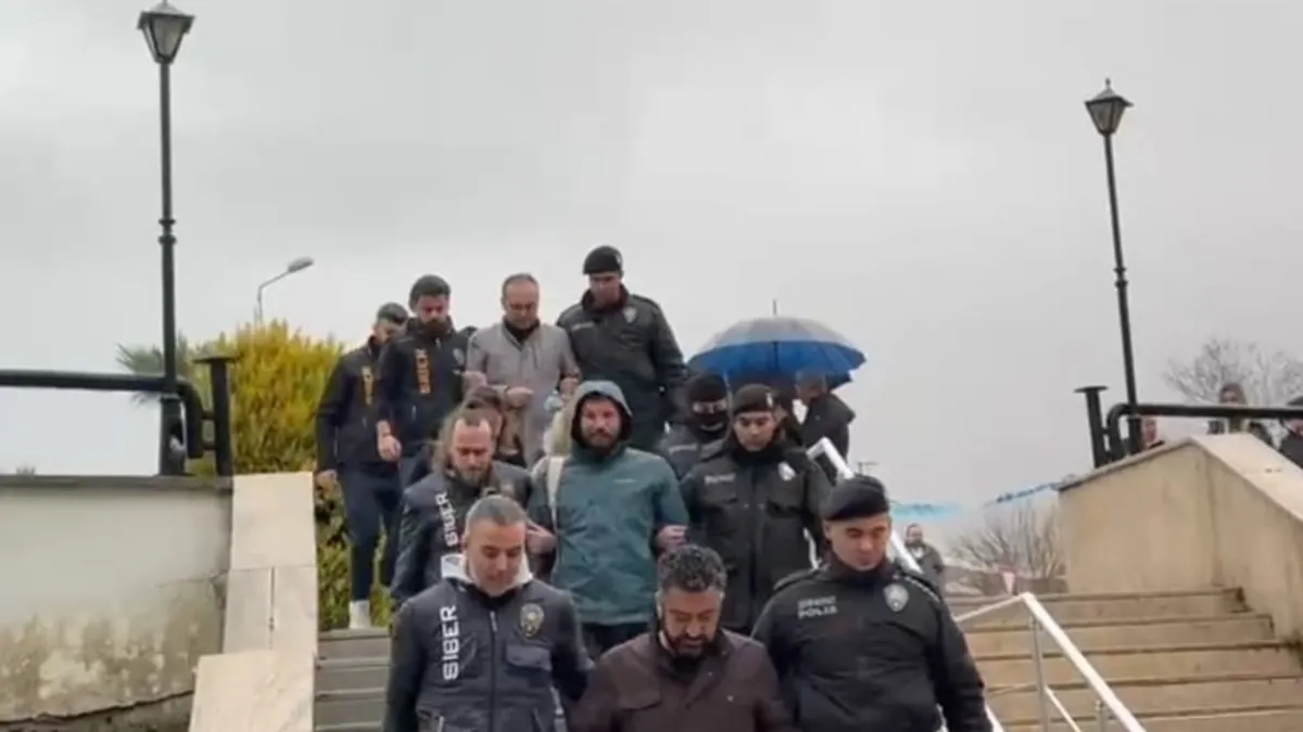 Cumhurbaşkanına hakaret etmişlerdi! Sakaraltı Sakarüstü dosyasında 2 şüpheli tutuklandı Cumhurbaşkanına hakaret etmişlerdi! Sakaraltı Sakarüstü dosyasında 2 şüpheli tutuklandı