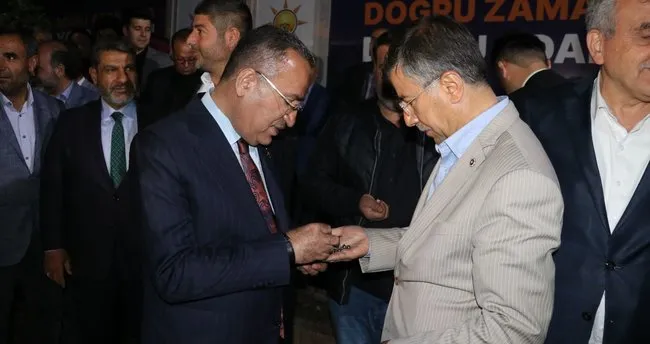 Şanlıurfa’da CHP ve İyi Parti’den AK Parti’ye geçenlere rozet takıldı