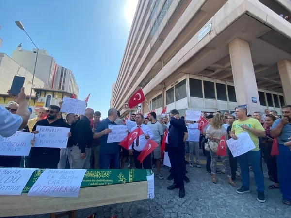 otopark-kapatildi-cirolar-dustu-tarihi-carsi-esnafindan-tabutlu-protesto-1785239327067.jpg