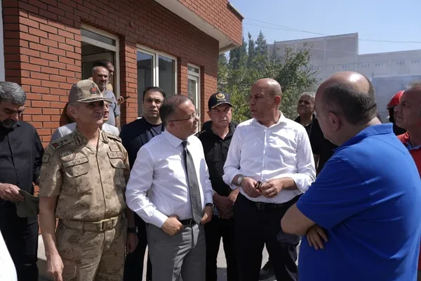 gaziantepte-tekstil-fabrikasinda-yangin-cikti-ekiplerin-yangina-mudahalesi-suruyor-1786441716508.jpg