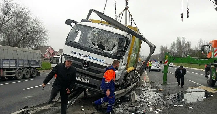TEM’de çöp kamyonu devrildi, trafik kilitlendi