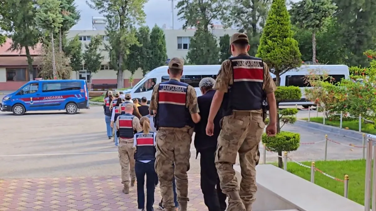 Polis operasyonu ve adliye binası görseli