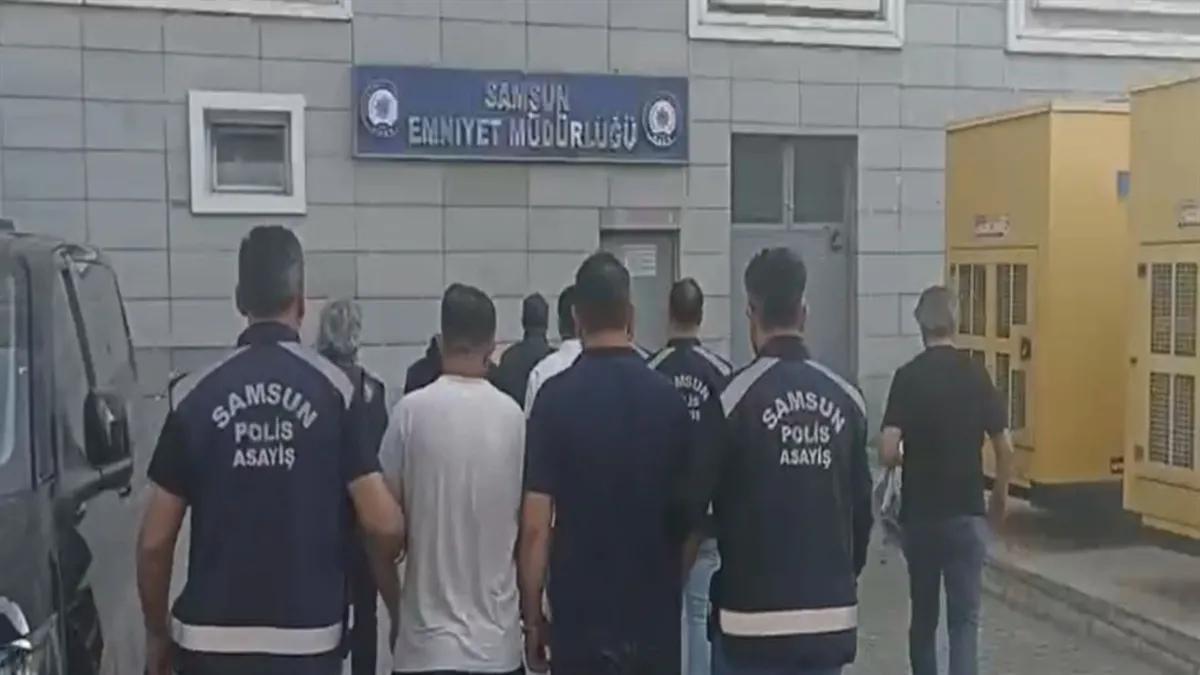 Samsun'da belediye başkanı adı kullanılarak dolandırıcılık yapmaya çalışan şüphelilere yönelik operasyonda gözaltına alınan kişiler.