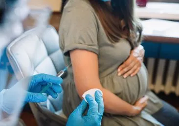 Hamilelikte bu aşıyı yaptırmak bebeği de koruyor!